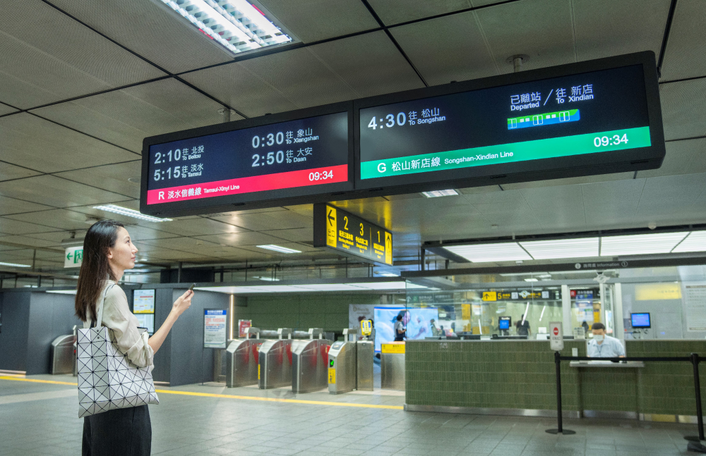 達(dá)擎TARTAN顯示器的特殊長條型比例非常適合空間與高度有限的大眾運(yùn)輸場域應(yīng)用 ，具備工業(yè)等級高品質(zhì)  、高亮度、高解析與高色彩飽和度等優(yōu)勢 ，打造都會(huì)智能車站新風(fēng)貌 。