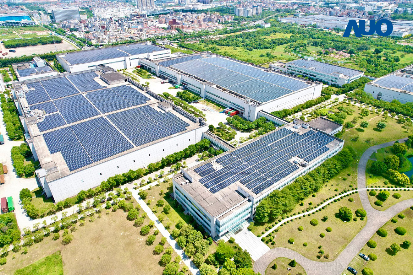 申博太陽城廈門推動智能制造同時，透過綠電創(chuàng)能縱深推進綠色轉型 ，廠區(qū)全屋頂鋪設太陽能光伏板 ，每年太陽能發(fā)電 2,600多萬度