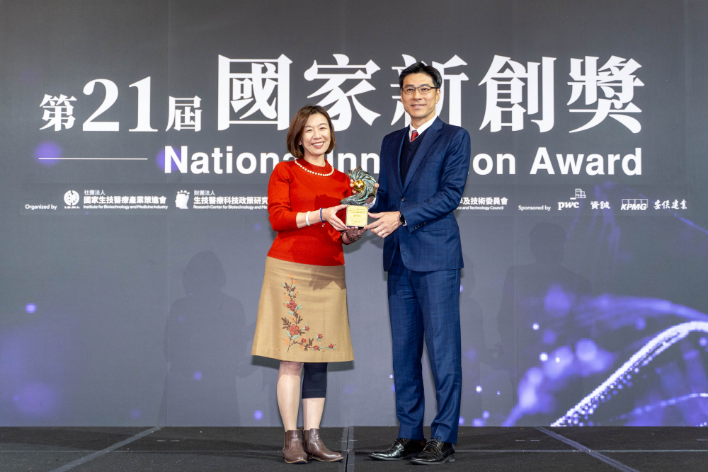 友達(dá)旗下子公司友達(dá)耘康與達(dá)擎分別以「中醫(yī)數(shù)位化檢測解決方案」及「寬視角3D醫(yī)療顯示器」獲得第二十一屆國家新創(chuàng)獎「智慧醫(yī)療與健康科技」類別的「企業(yè)新創(chuàng)獎」與「國家新創(chuàng)精進(jìn)獎」兩項殊榮。圖左為衛(wèi)生福利部政務(wù)次長林靜儀、圖右為友達(dá)光電智慧醫(yī)療事業(yè)群總經(jīng)理廖世宏