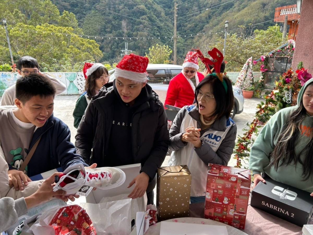 「圓夢計畫」由偏鄉(xiāng)兒少許下心願 ，友達員工認捐禮物   ，高階主管親帶隊將禮物一一送往偏鄉(xiāng)，為兒少圓夢